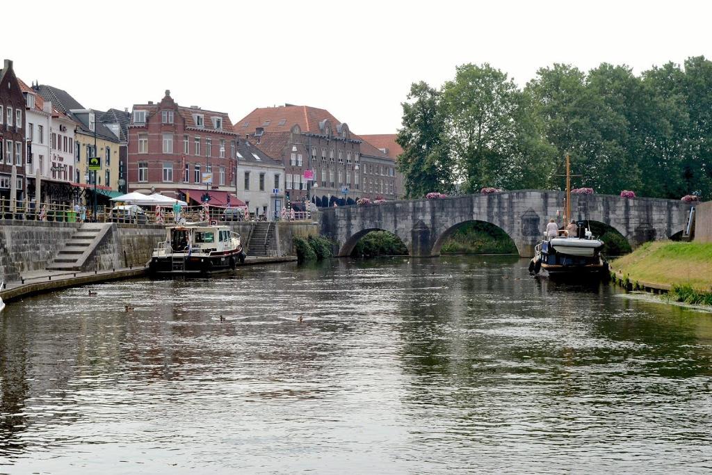 Hotel En Grand Cafe De Pauw Roermond Bagian luar foto