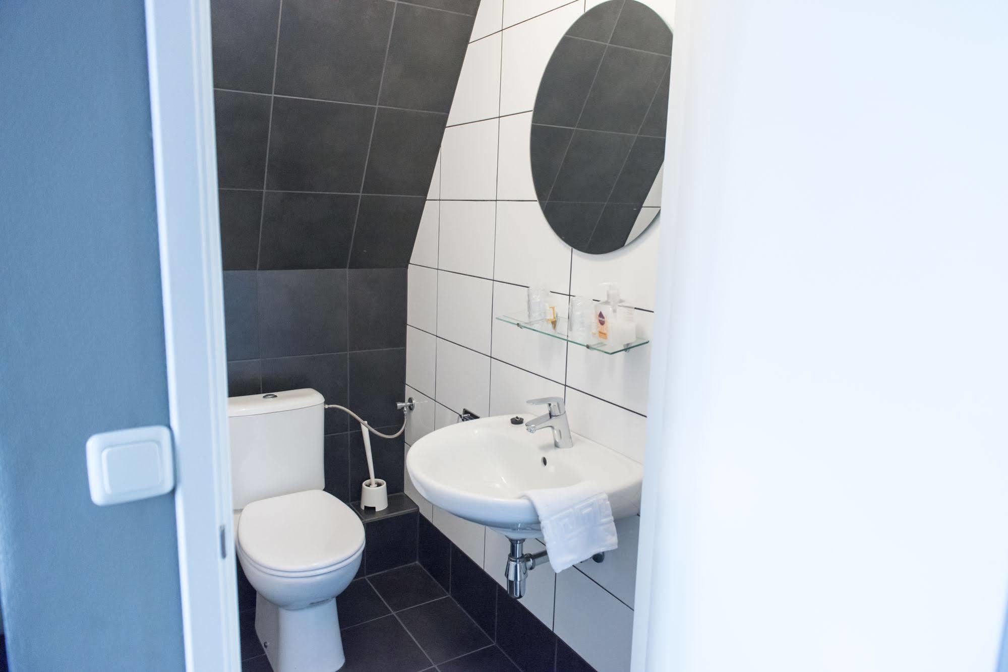 Hotel En Grand Cafe De Pauw Roermond Bagian luar foto