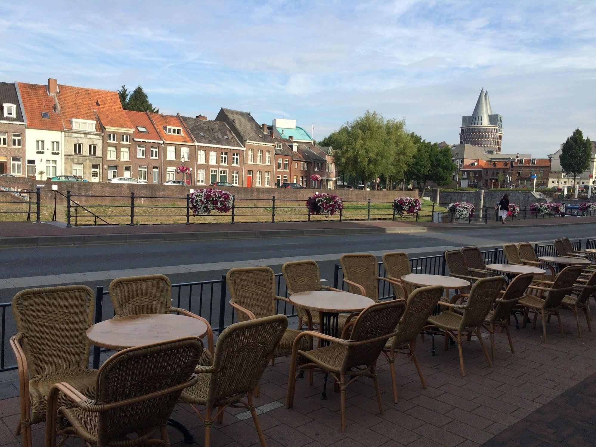 Hotel En Grand Cafe De Pauw Roermond Bagian luar foto