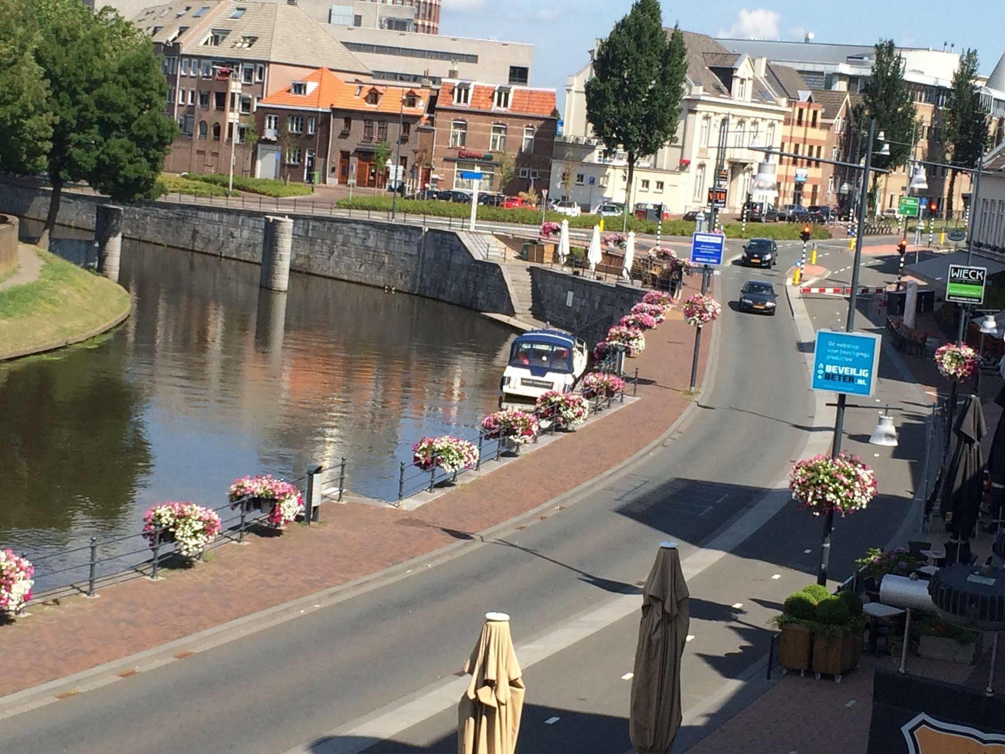 Hotel En Grand Cafe De Pauw Roermond Bagian luar foto